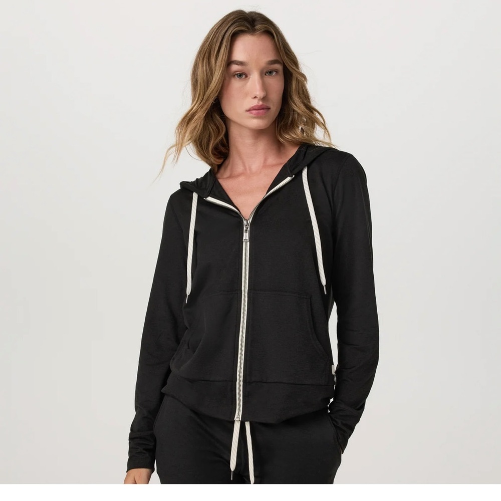 Vuori Women's Black zip up jacket